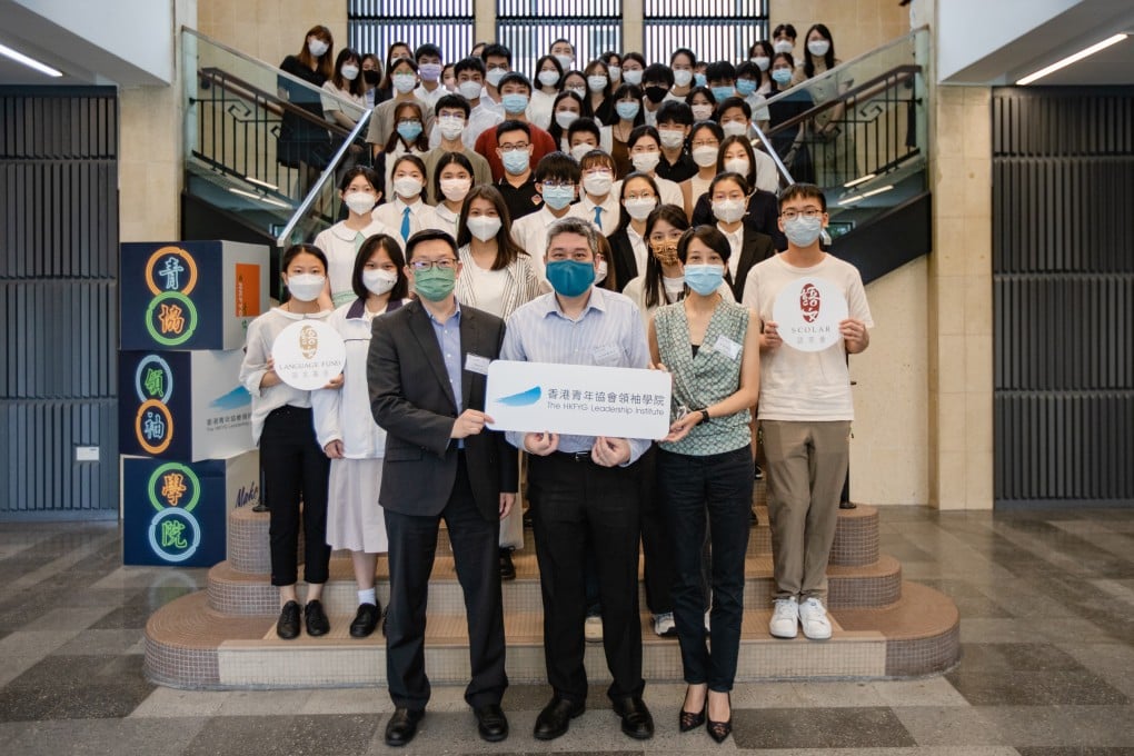 Assistant Director (Waste Reduction and Recycling), Waste Reduction and Recycling Division of the Environmental Protection Department of HKSAR, Fong Kin Wa (Front row, centre), Chief Executive Officer, Business Environmental Council Ltd, Simon Ng (front row, left), Director of The HKFYG Leadership Institute, Miranda Wong (front row, right) and participants on the Final Presentation Day.